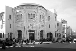 Image du Maroc Professionnelle de  La Poste construite en 1918 par l' architecte Pierre Bousquet située au Boulevard Mohammed V, un site qui évoque tout le génie architectural qui mérite le détour, une artère commerciale qui rassemble les plus beaux immeubles de Casablanca. photo réalisée le 15 Octobre 1989. (Photo / Abdeljalil Bounhar) 